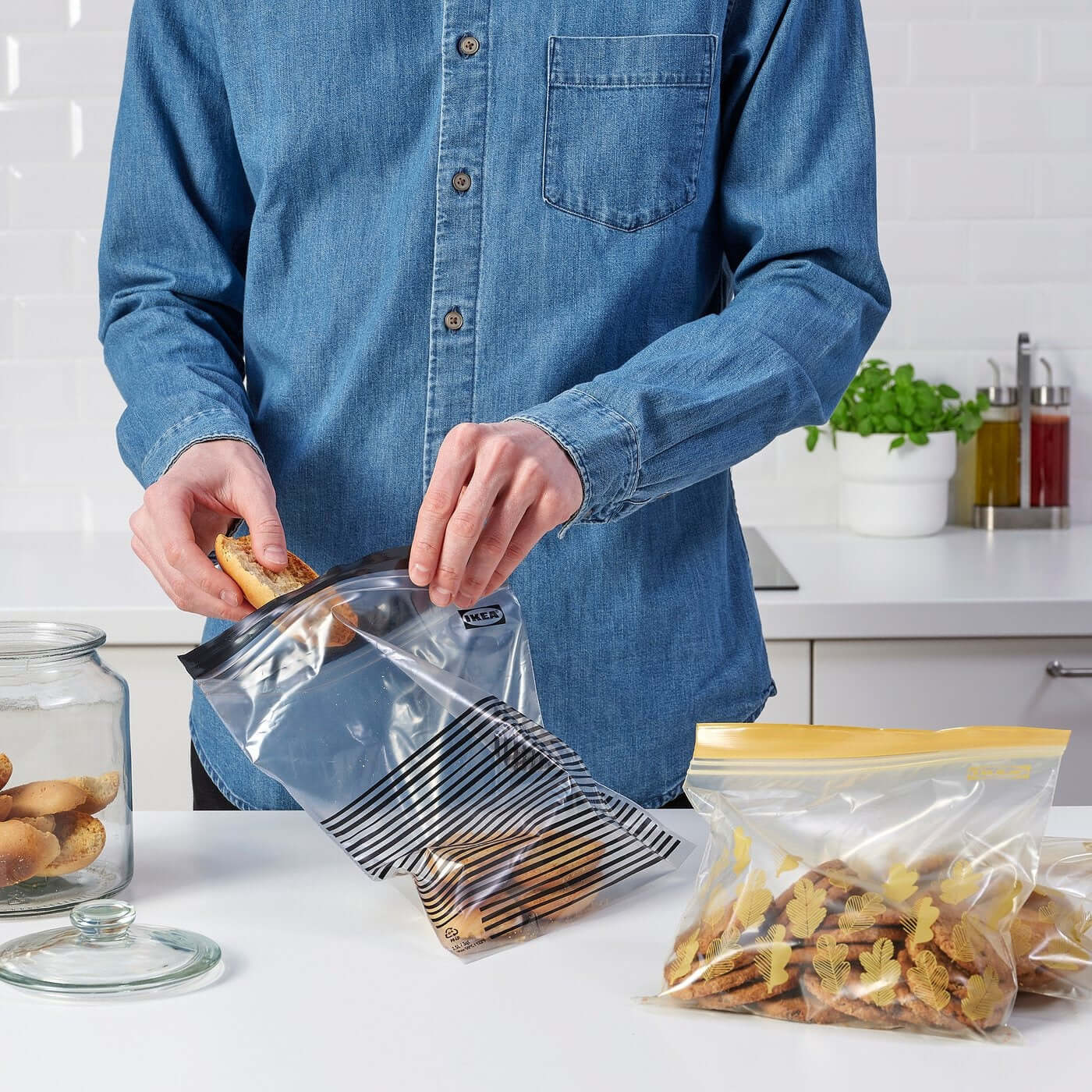 ISTAD resealable freezer bags in black and yellow pattern – 2.5/1.2L