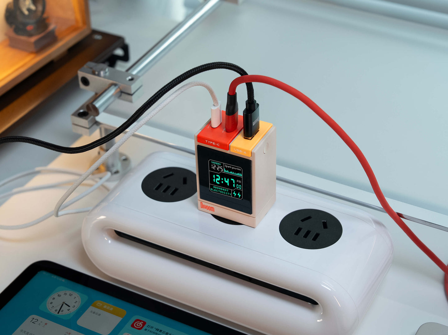 Divoom Dipow 67W Pixel Art Display Fast Charger